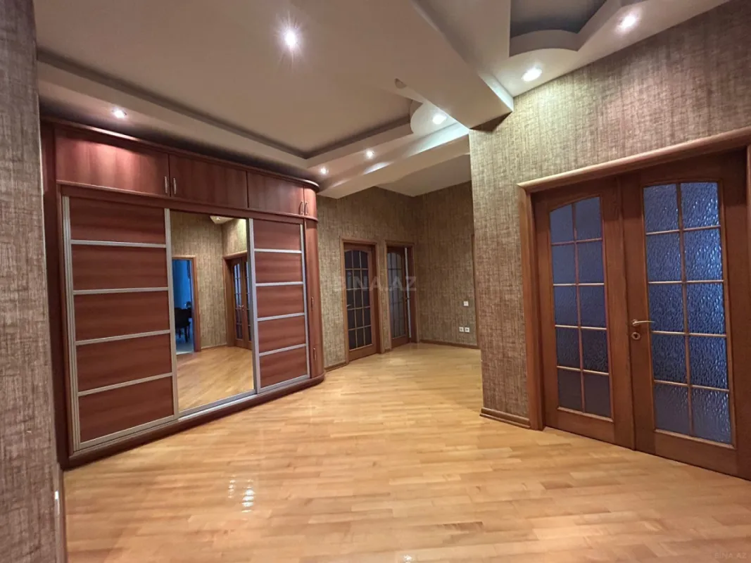 Satılır 3 otaqlı mənzil 175 m²