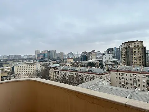 Satılır 3 otaqlı mənzil 175 m²
