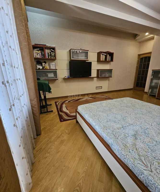 Satılır 3 otaqlı mənzil 175 m²