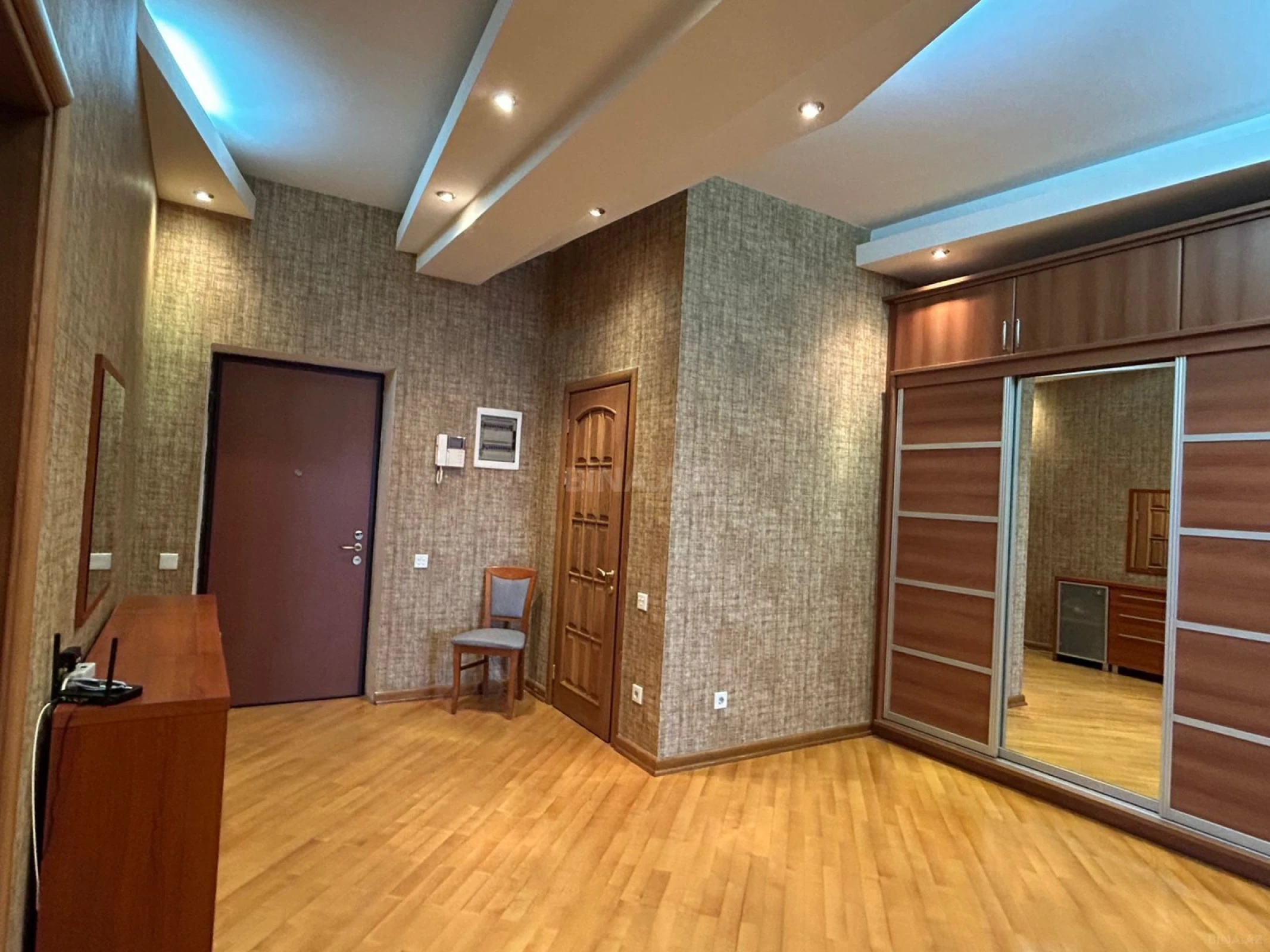 Satılır 3 otaqlı mənzil 175 m²