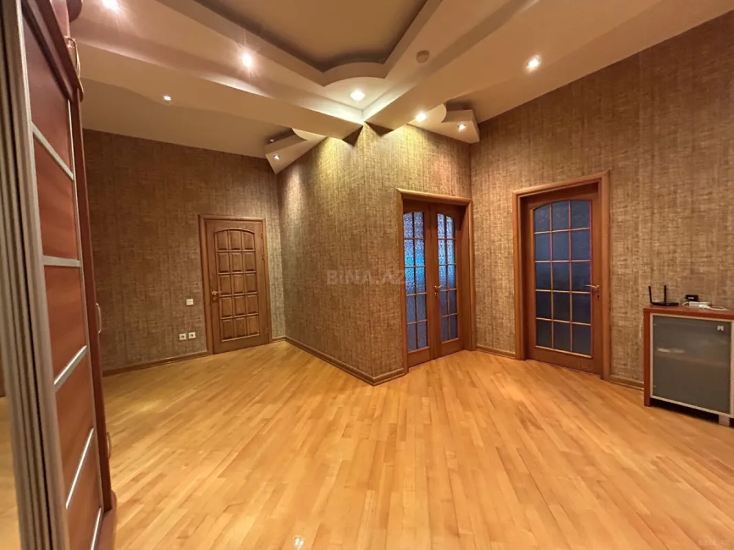Satılır 3 otaqlı mənzil 175 m²