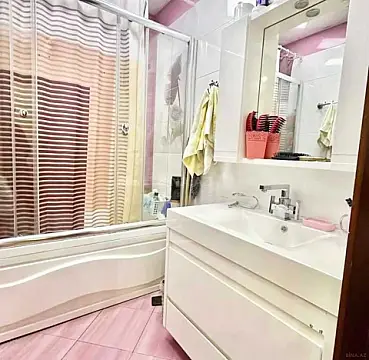 Satılır 3 otaqlı mənzil 141 m²