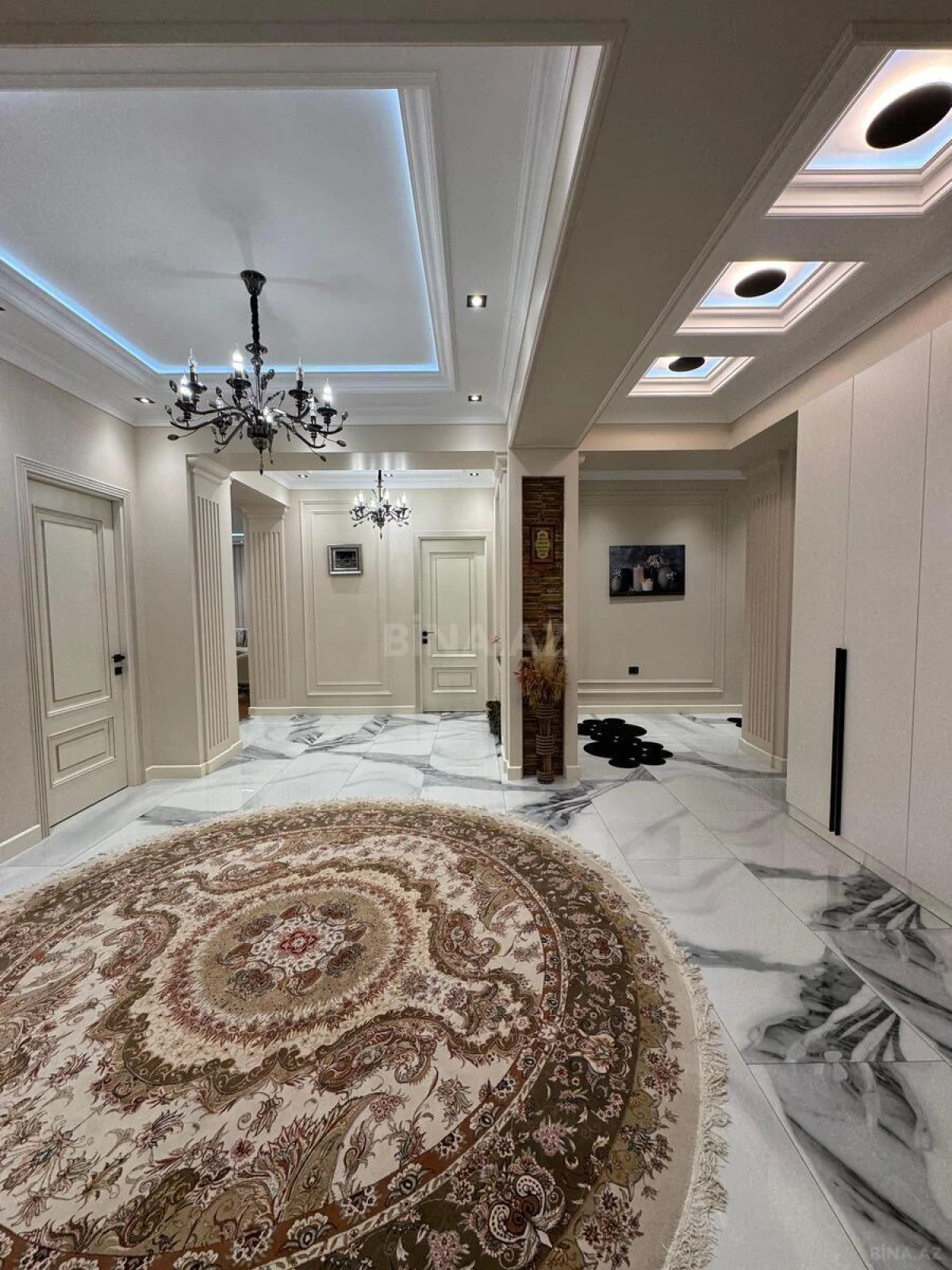 Satılır 5 otaqlı mənzil 275 m²