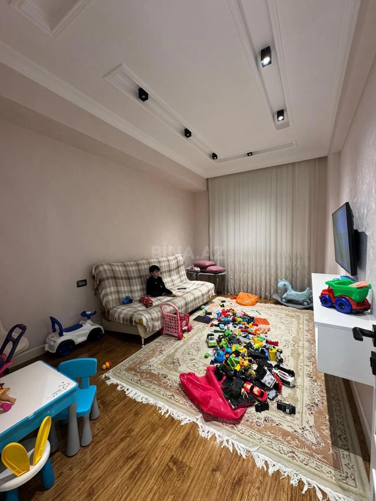 Satılır 5 otaqlı mənzil 275 m²
