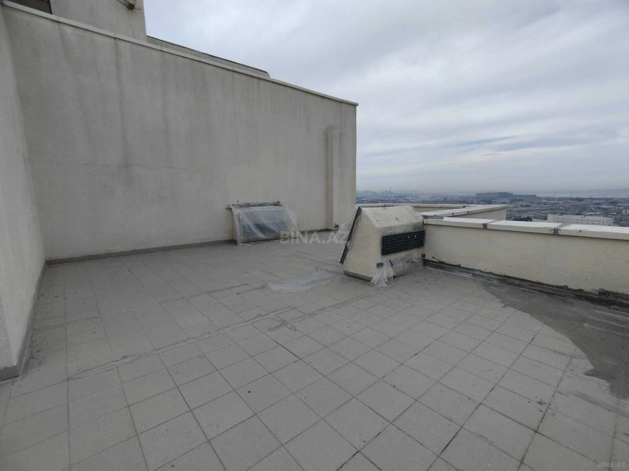 Satılır 6 otaqlı mənzil 396 m²