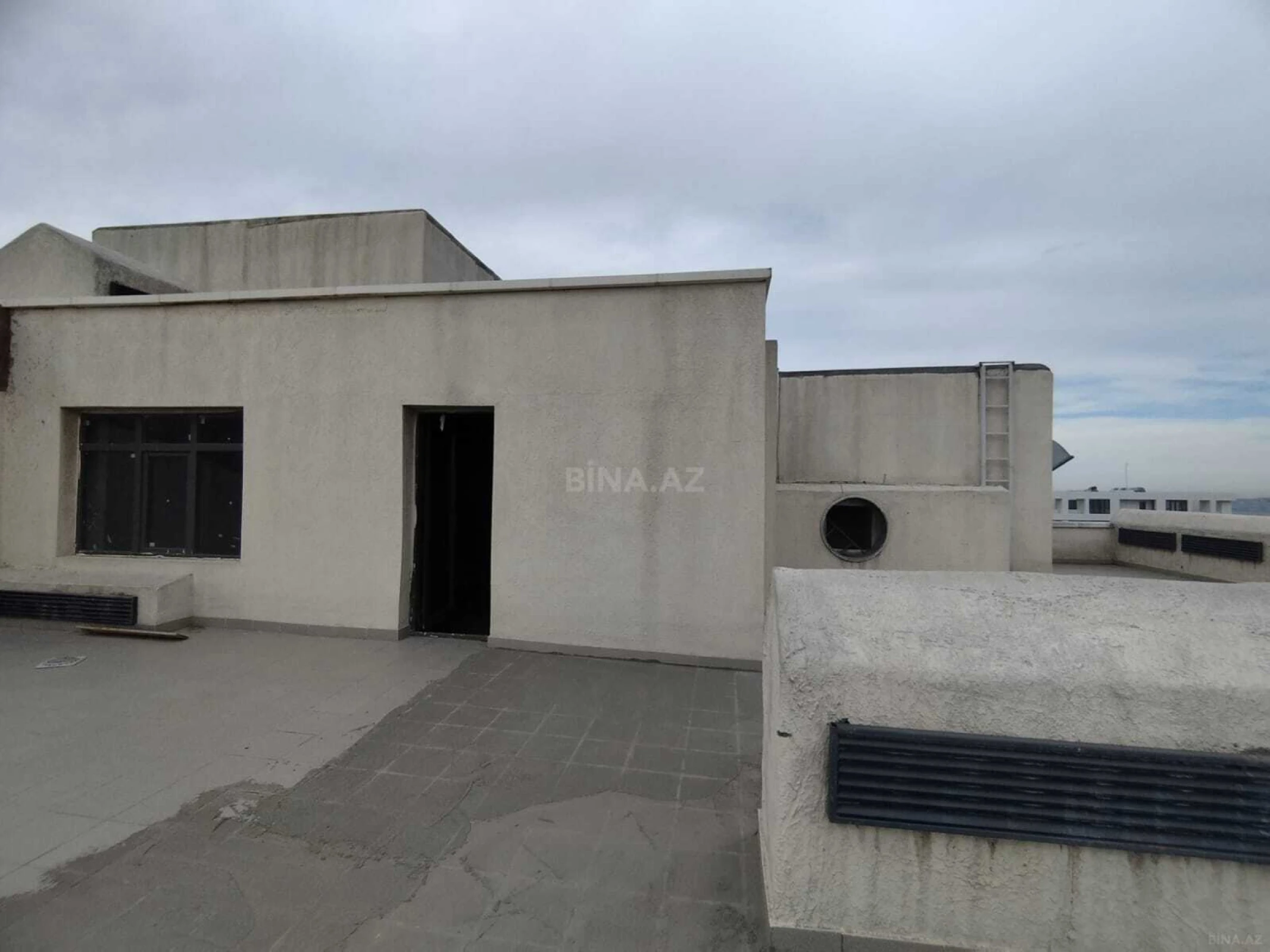 Satılır 6 otaqlı mənzil 396 m²