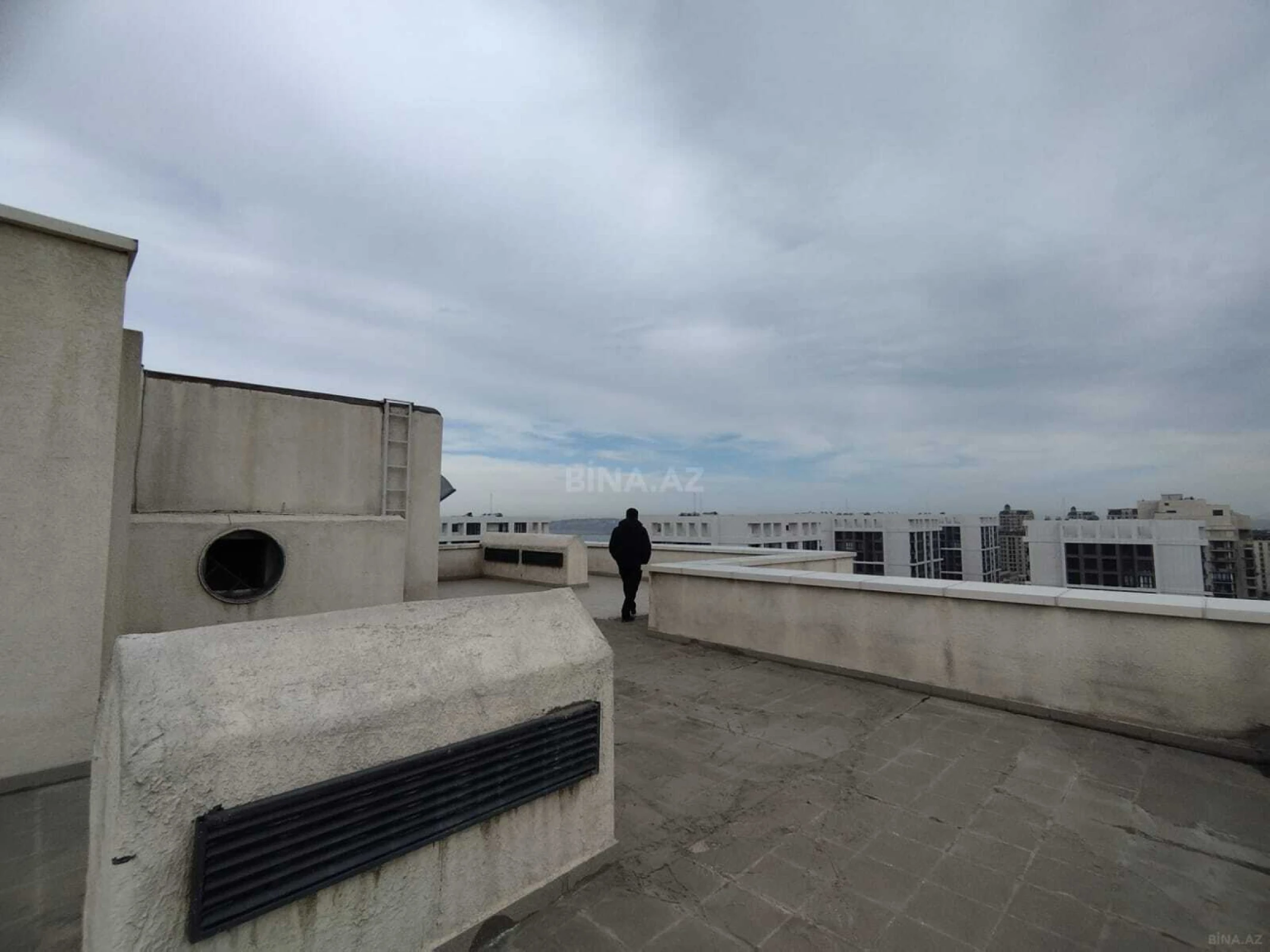 Satılır 6 otaqlı mənzil 396 m²