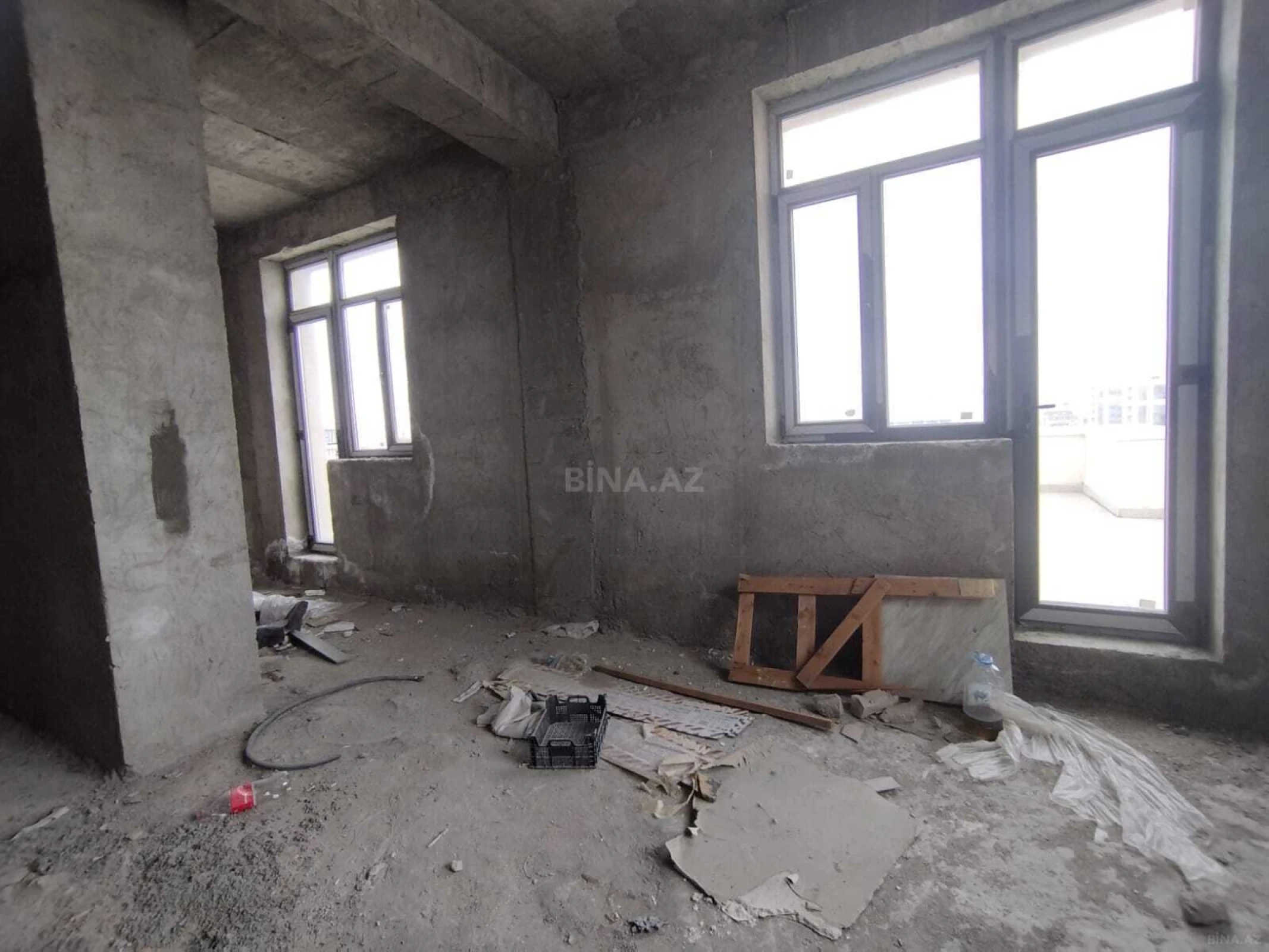 Satılır 6 otaqlı mənzil 396 m²