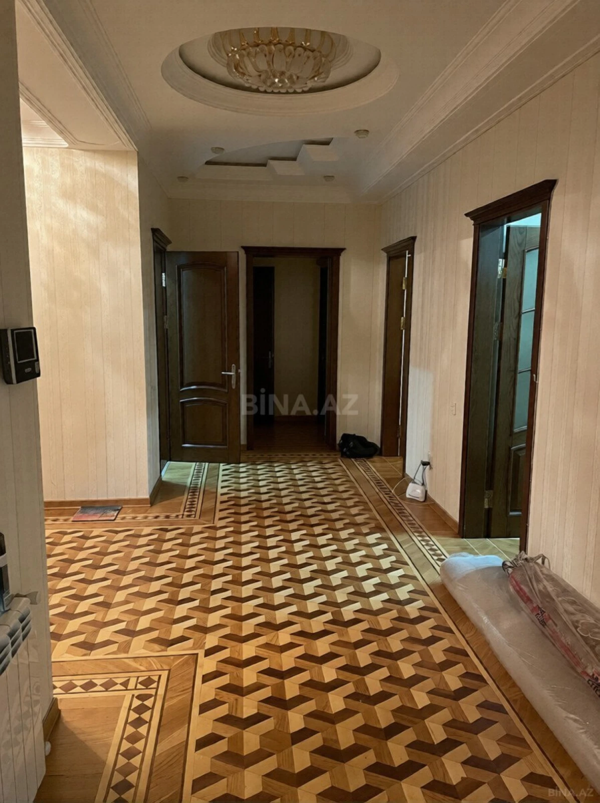 Satılır 4 otaqlı mənzil 175 m²