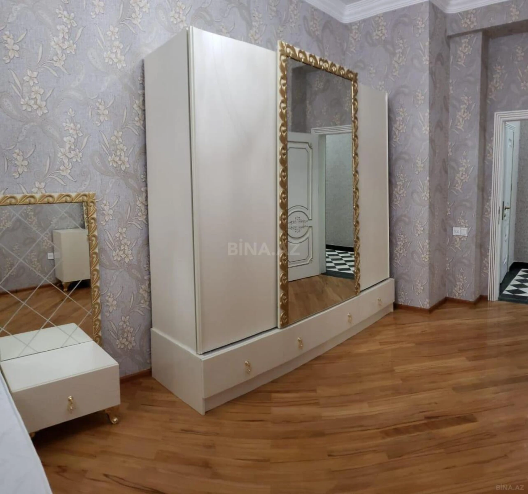 Kirayə verilir 3 otaqlı mənzil 130 m²