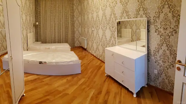 Kirayə verilir 3 otaqlı mənzil 130 m²