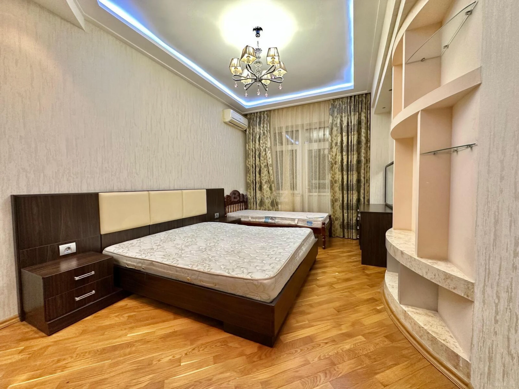 Kirayə verilir 2 otaqlı mənzil 95 m²