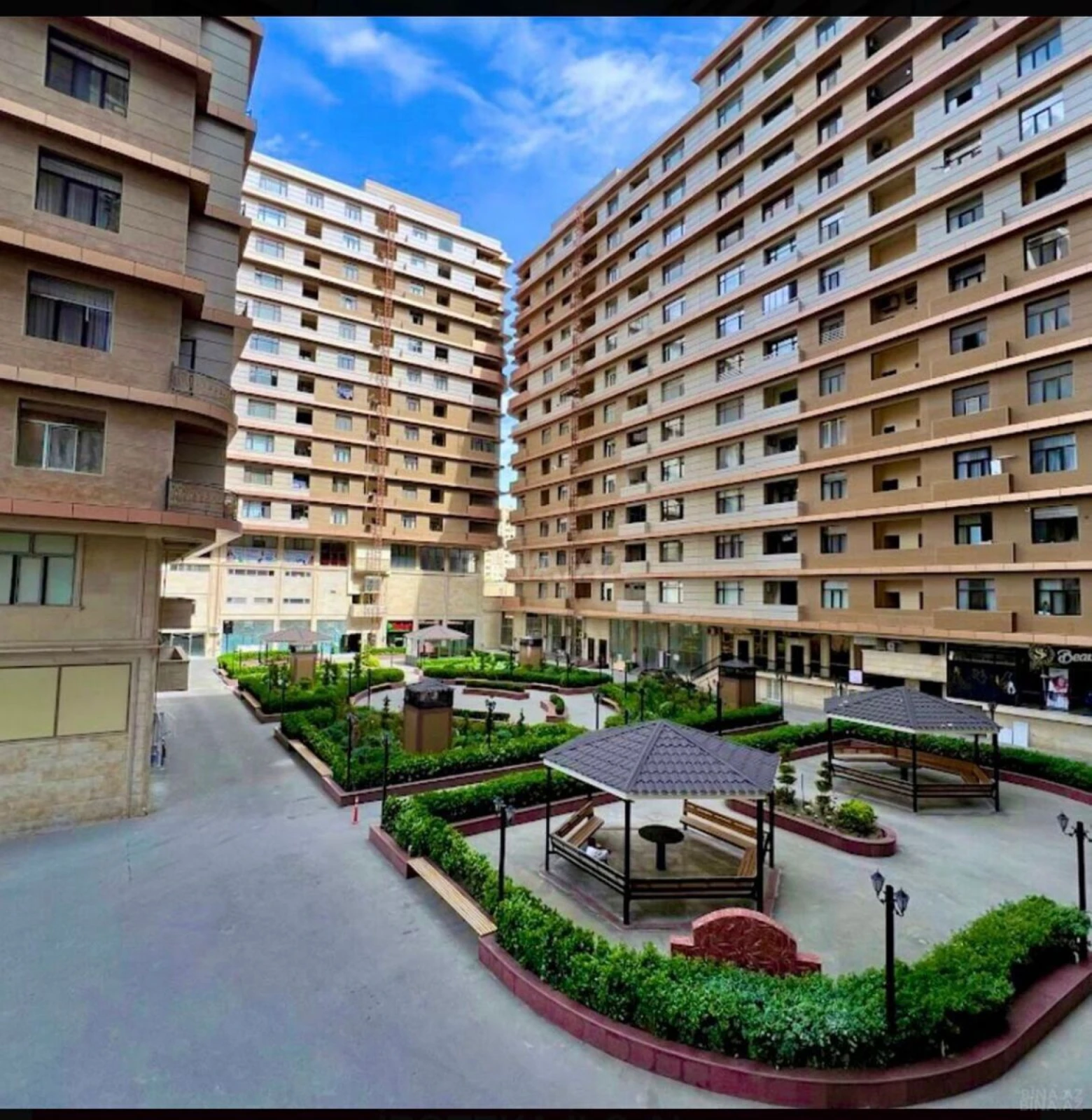Satılır 5 otaqlı mənzil 298 m²
