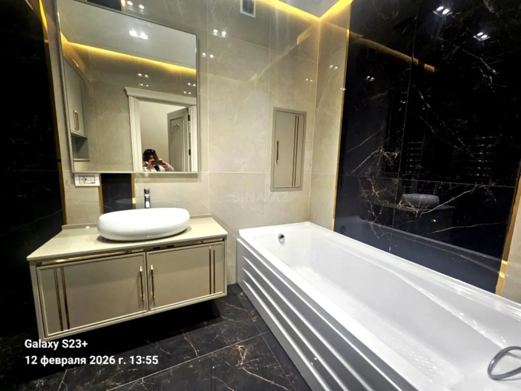 Satılır 4 otaqlı mənzil 240 m²