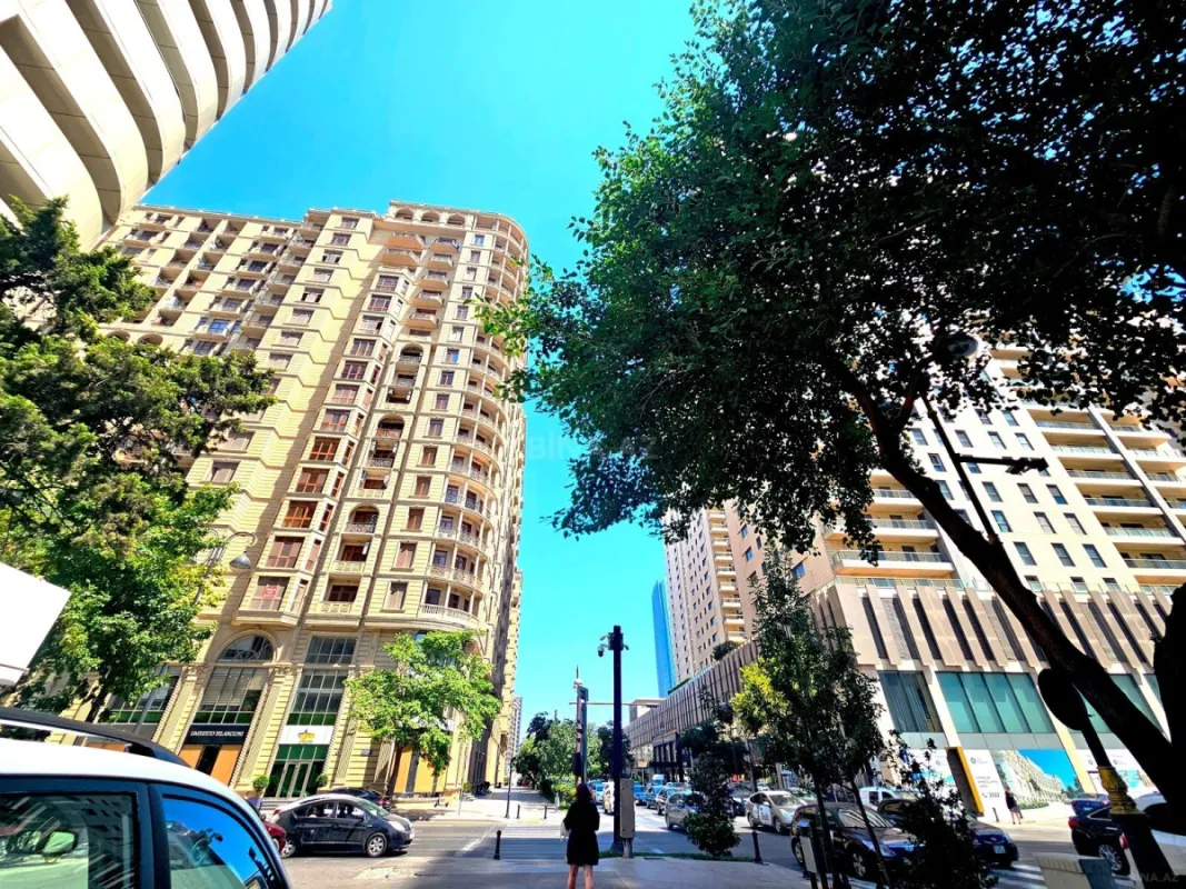 Satılır 4 otaqlı mənzil 240 m²