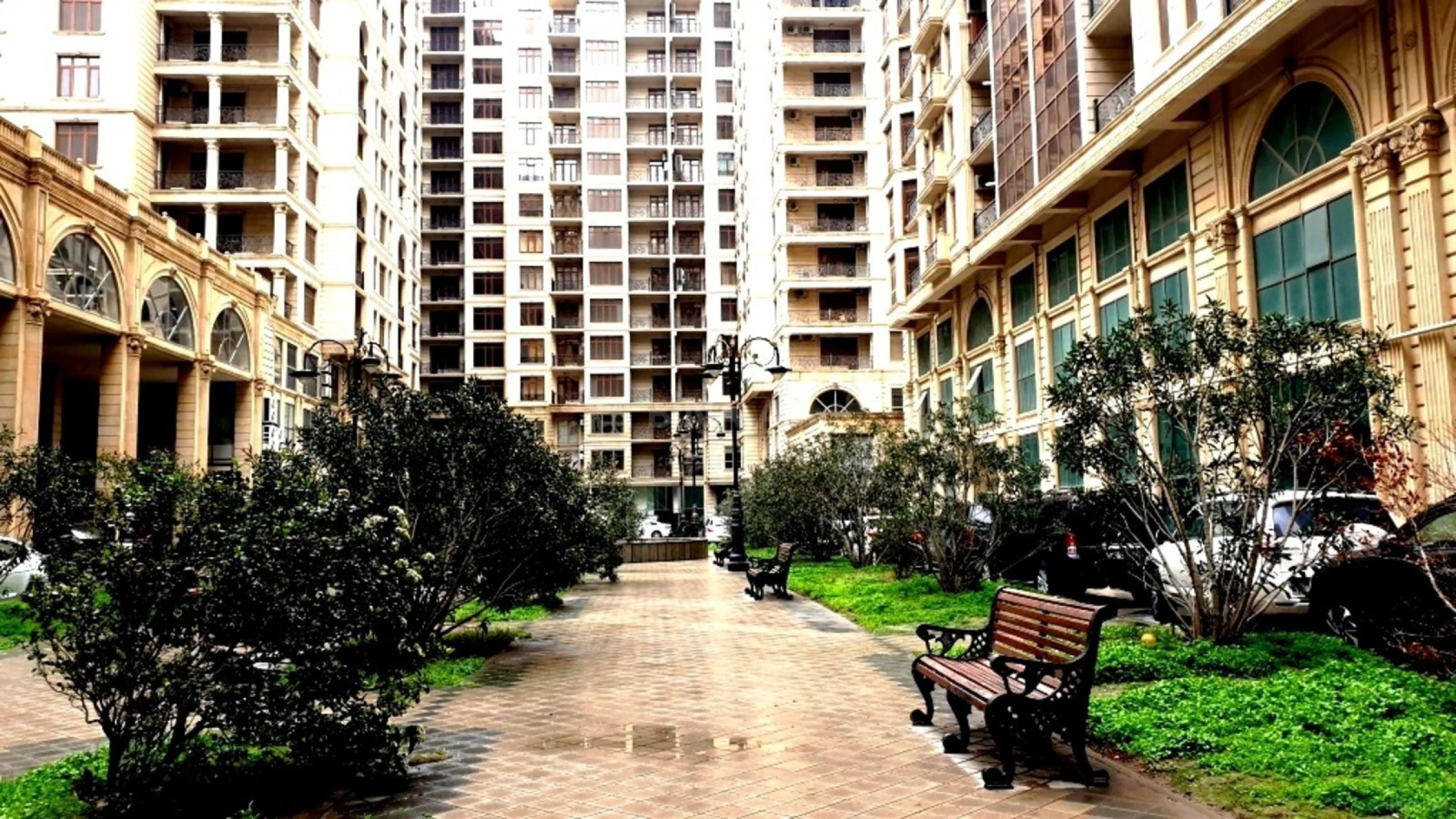 Satılır 4 otaqlı mənzil 240 m²