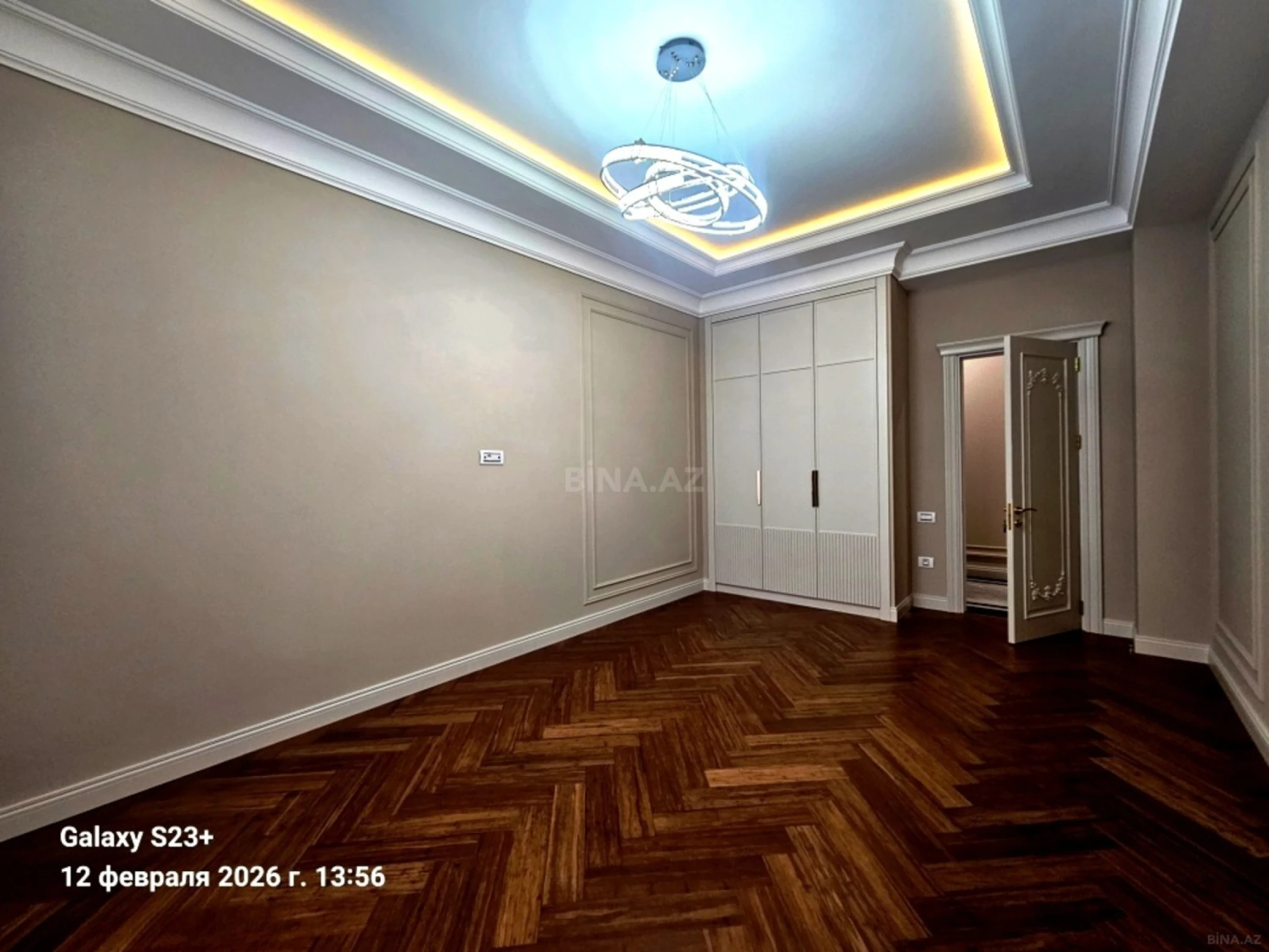 Satılır 4 otaqlı mənzil 240 m²