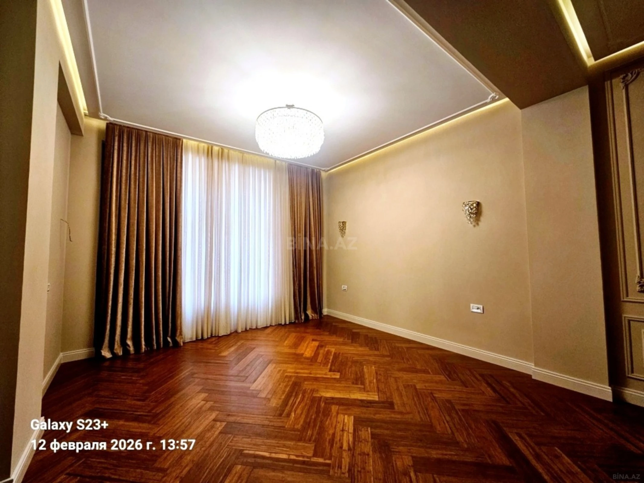 Satılır 4 otaqlı mənzil 240 m²