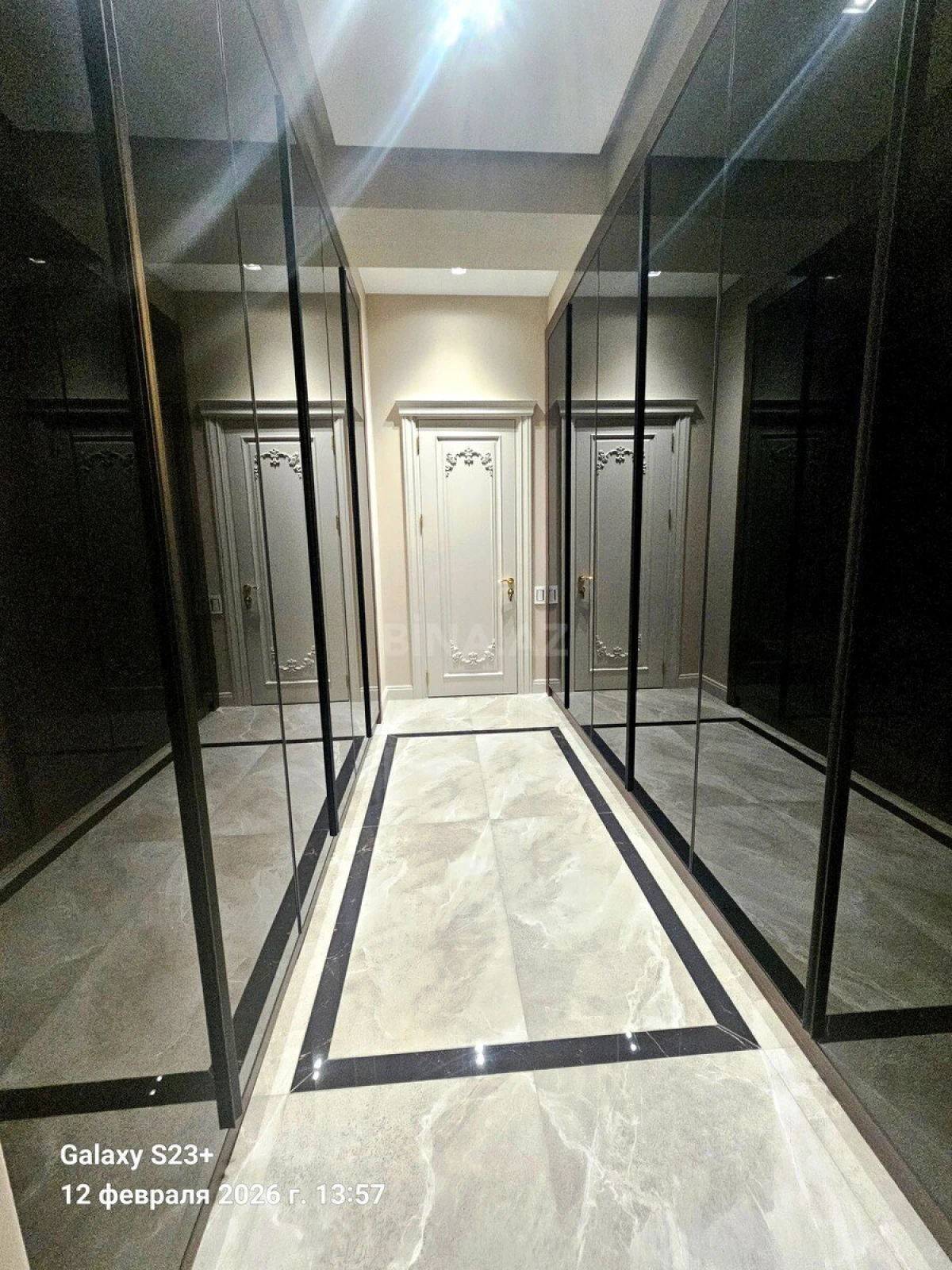 Satılır 4 otaqlı mənzil 240 m²