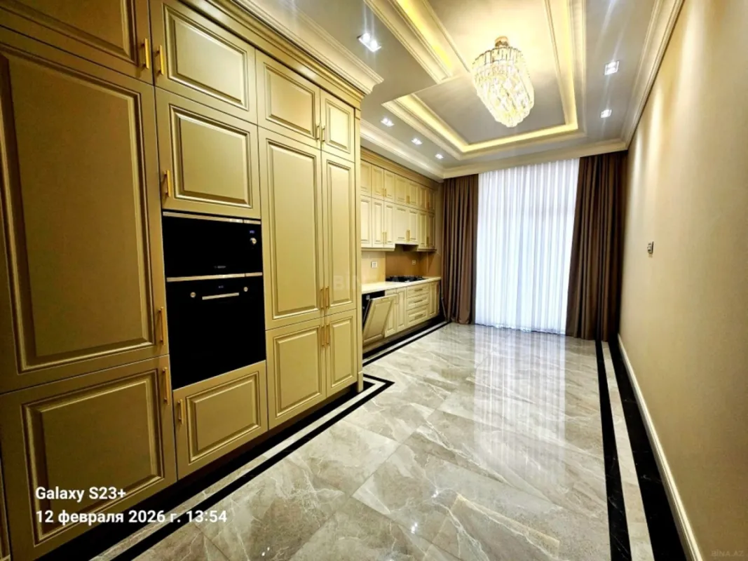 Satılır 4 otaqlı mənzil 240 m²