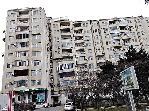 Satılır 4 otaqlı mənzil 159 m²
