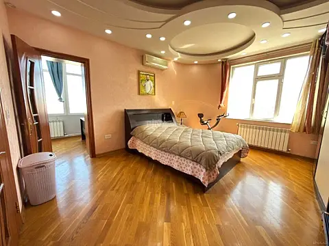 Satılır 5 otaqlı mənzil 200 m²