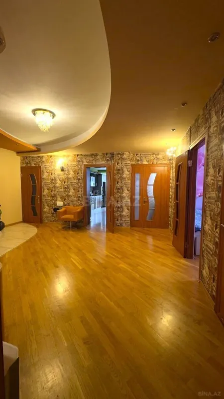 Satılır 5 otaqlı mənzil 200 m²