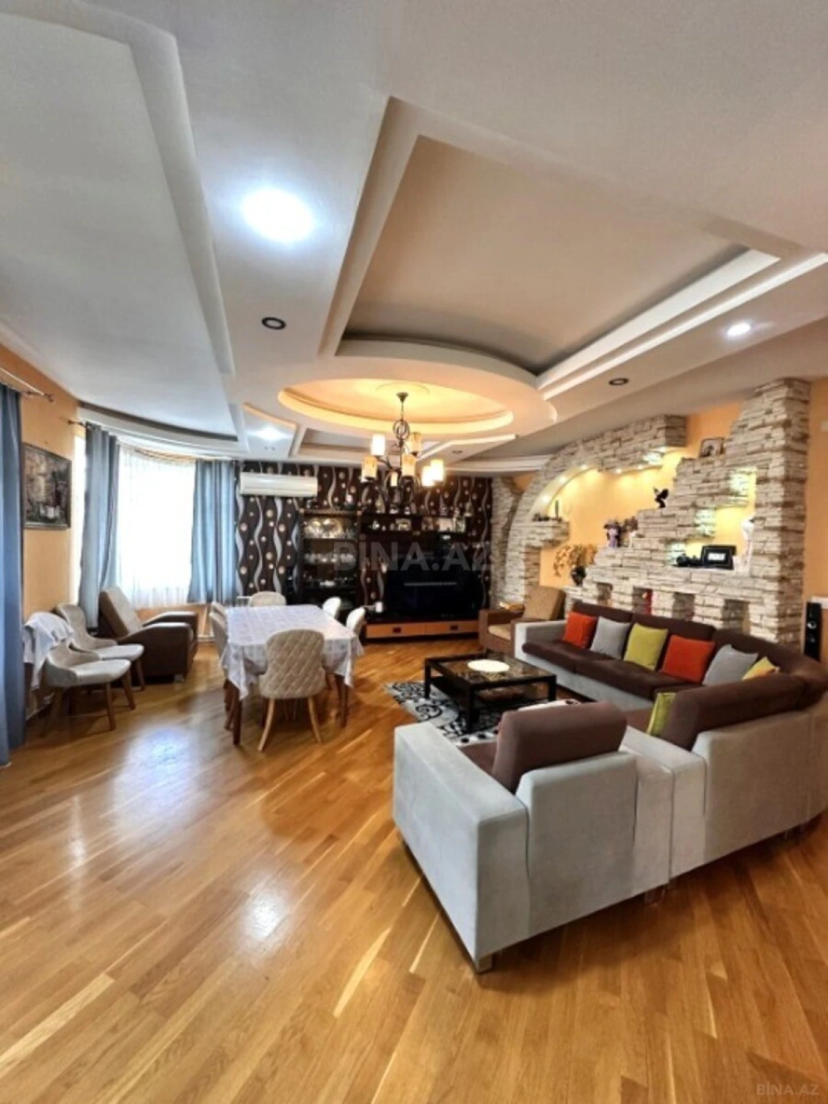 Satılır 5 otaqlı mənzil 200 m²