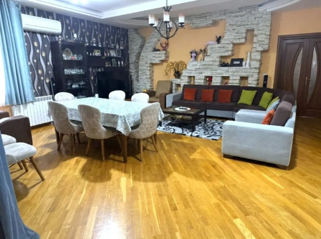 Satılır 5 otaqlı mənzil 200 m²