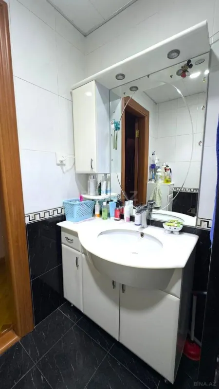 Satılır 5 otaqlı mənzil 200 m²