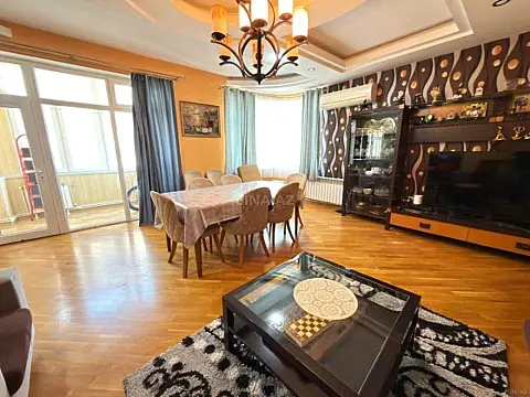 Satılır 5 otaqlı mənzil 200 m²