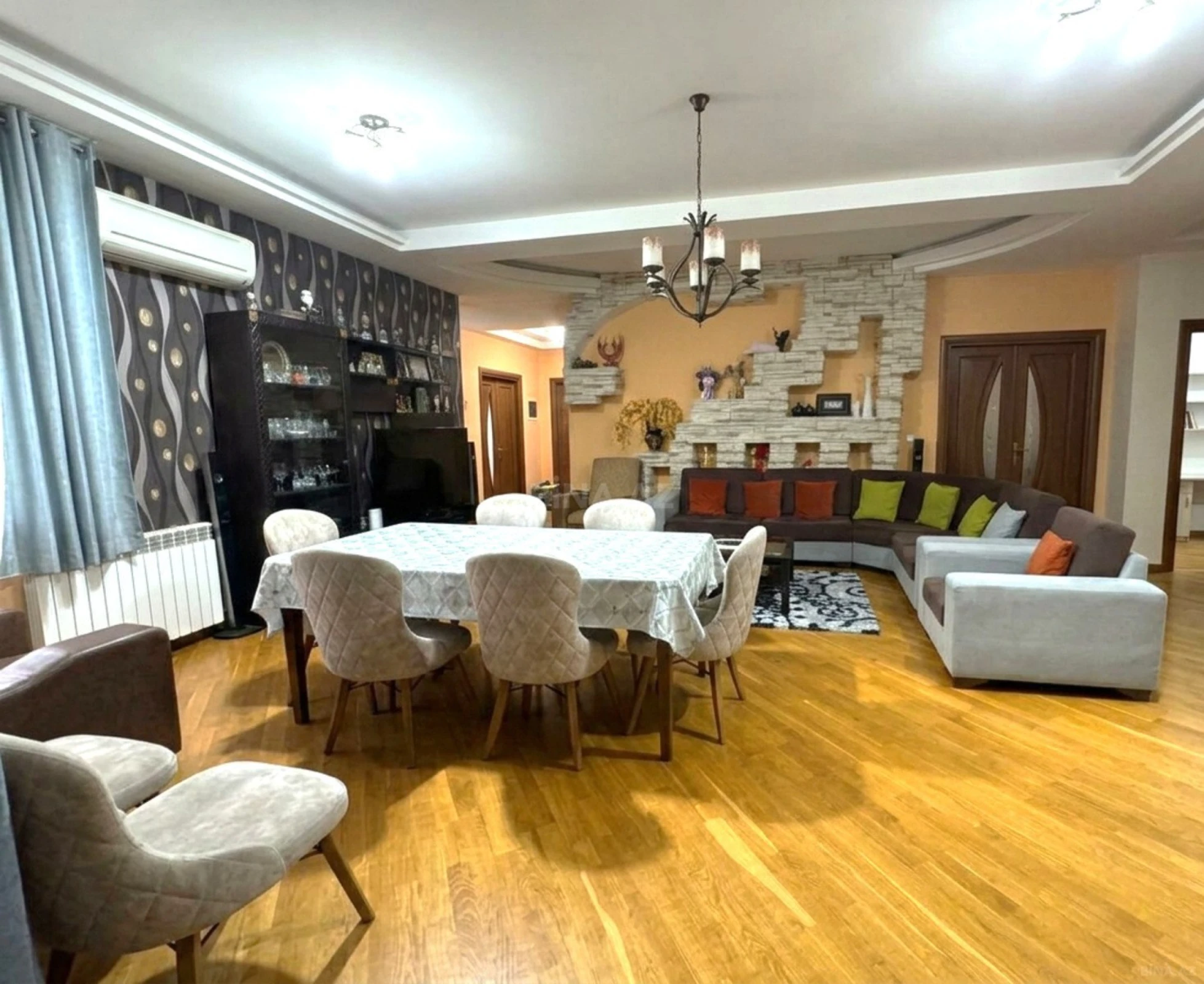 Satılır 5 otaqlı mənzil 200 m²