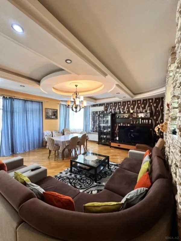 Satılır 5 otaqlı mənzil 200 m²