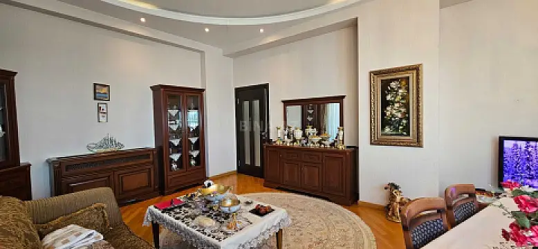 Satılır 3 otaqlı mənzil 135 m²