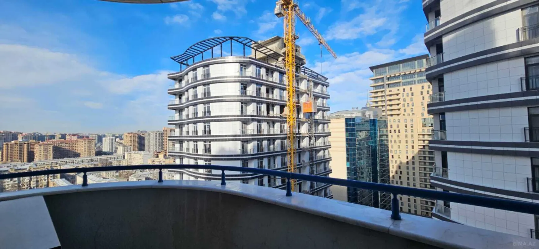 Satılır 3 otaqlı mənzil 135 m²
