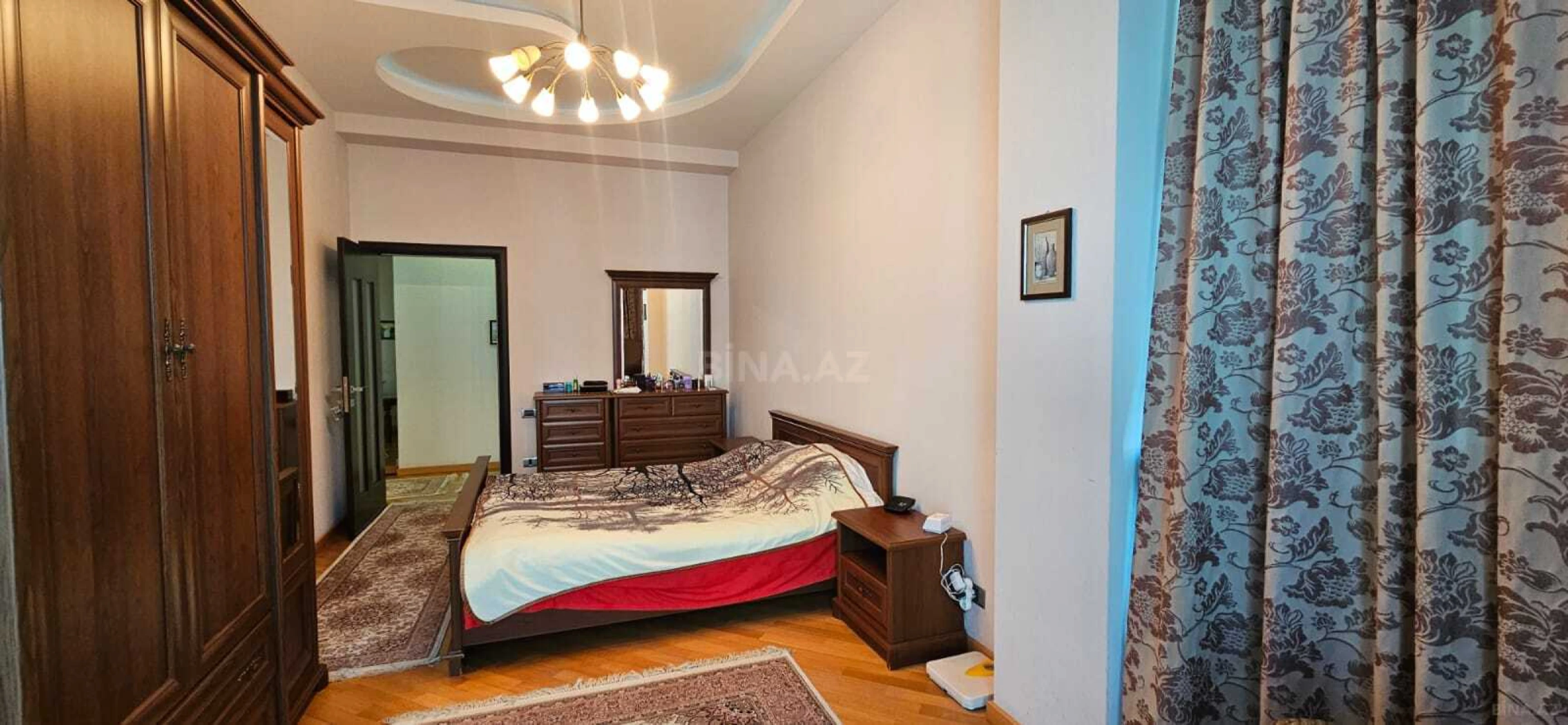 Satılır 3 otaqlı mənzil 135 m²