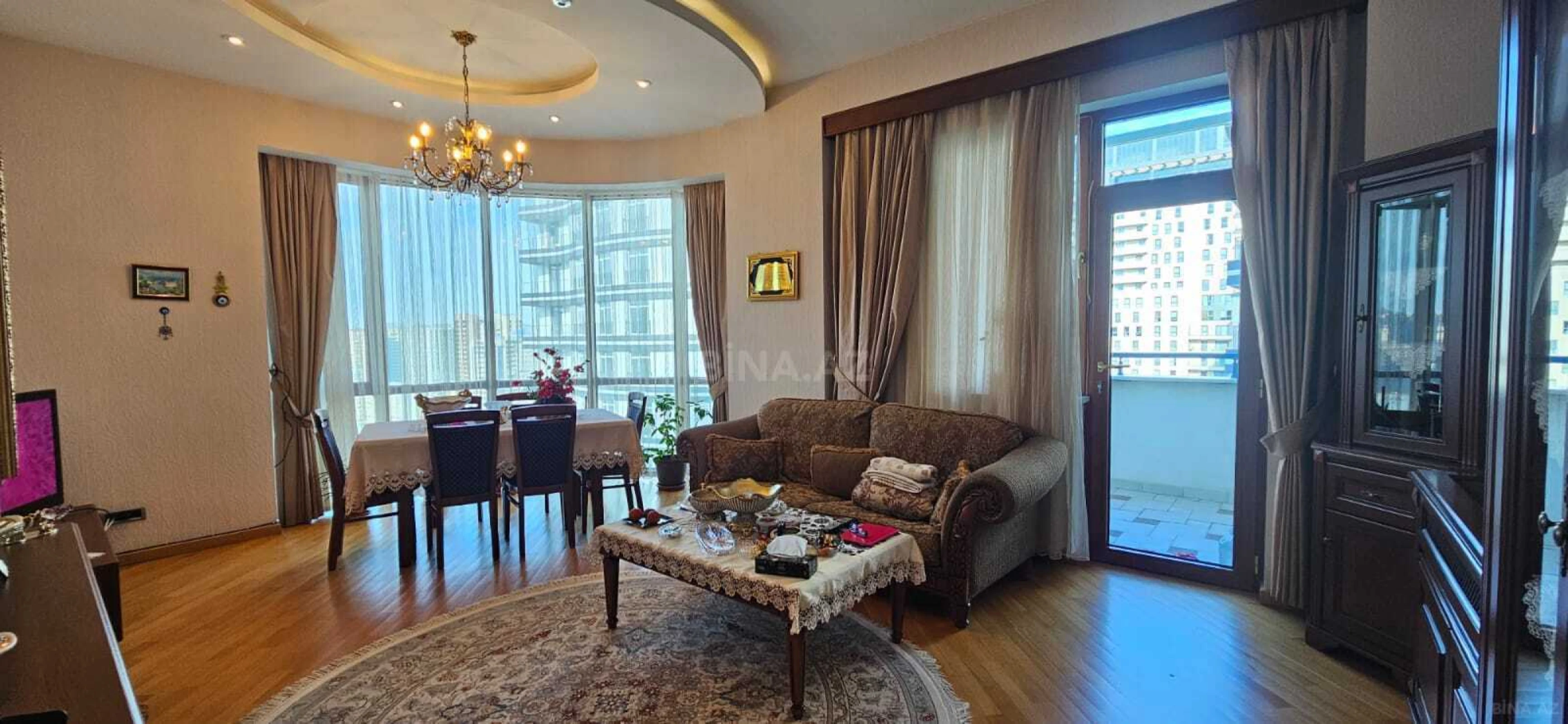 Satılır 3 otaqlı mənzil 135 m²