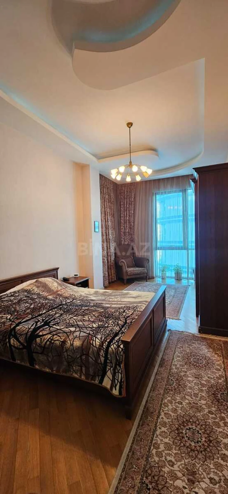 Satılır 3 otaqlı mənzil 135 m²