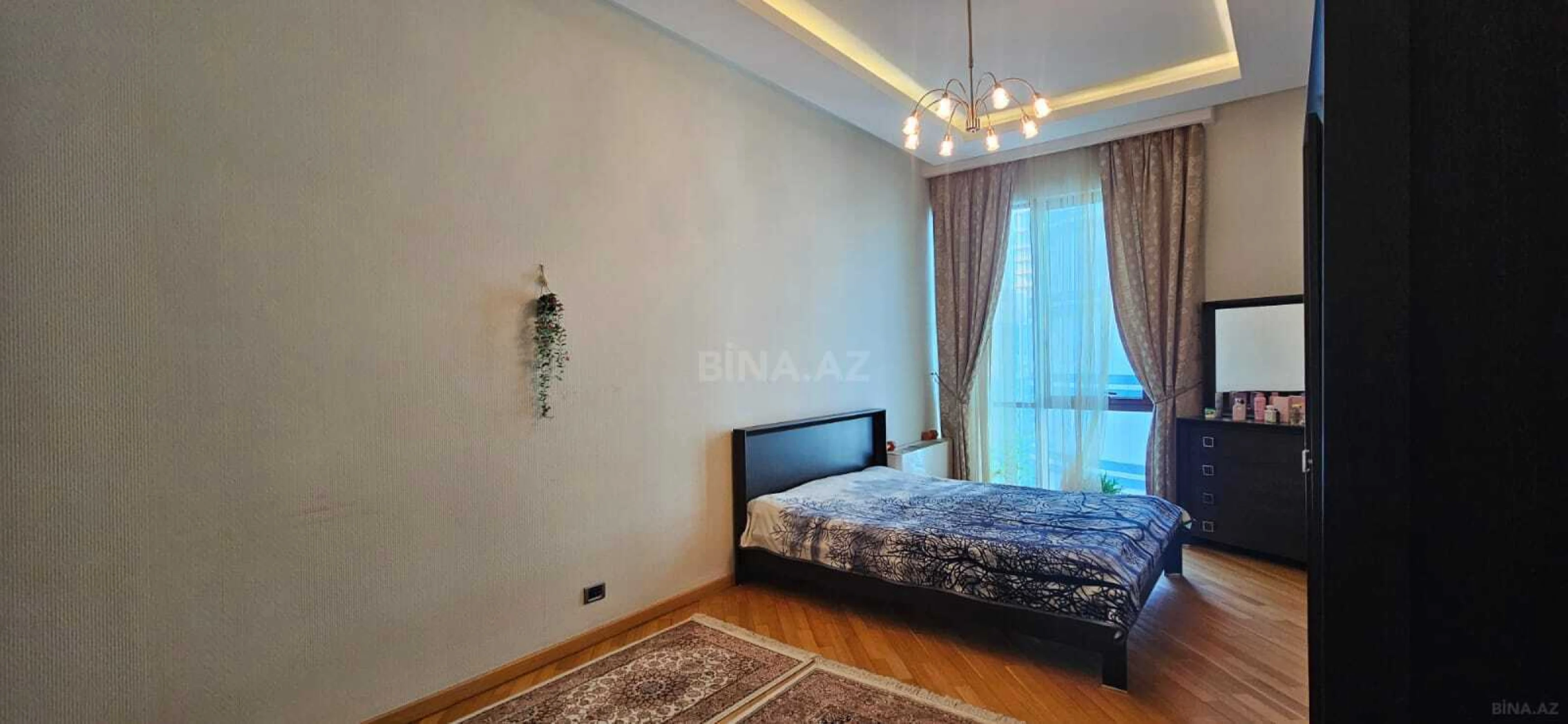 Satılır 3 otaqlı mənzil 135 m²