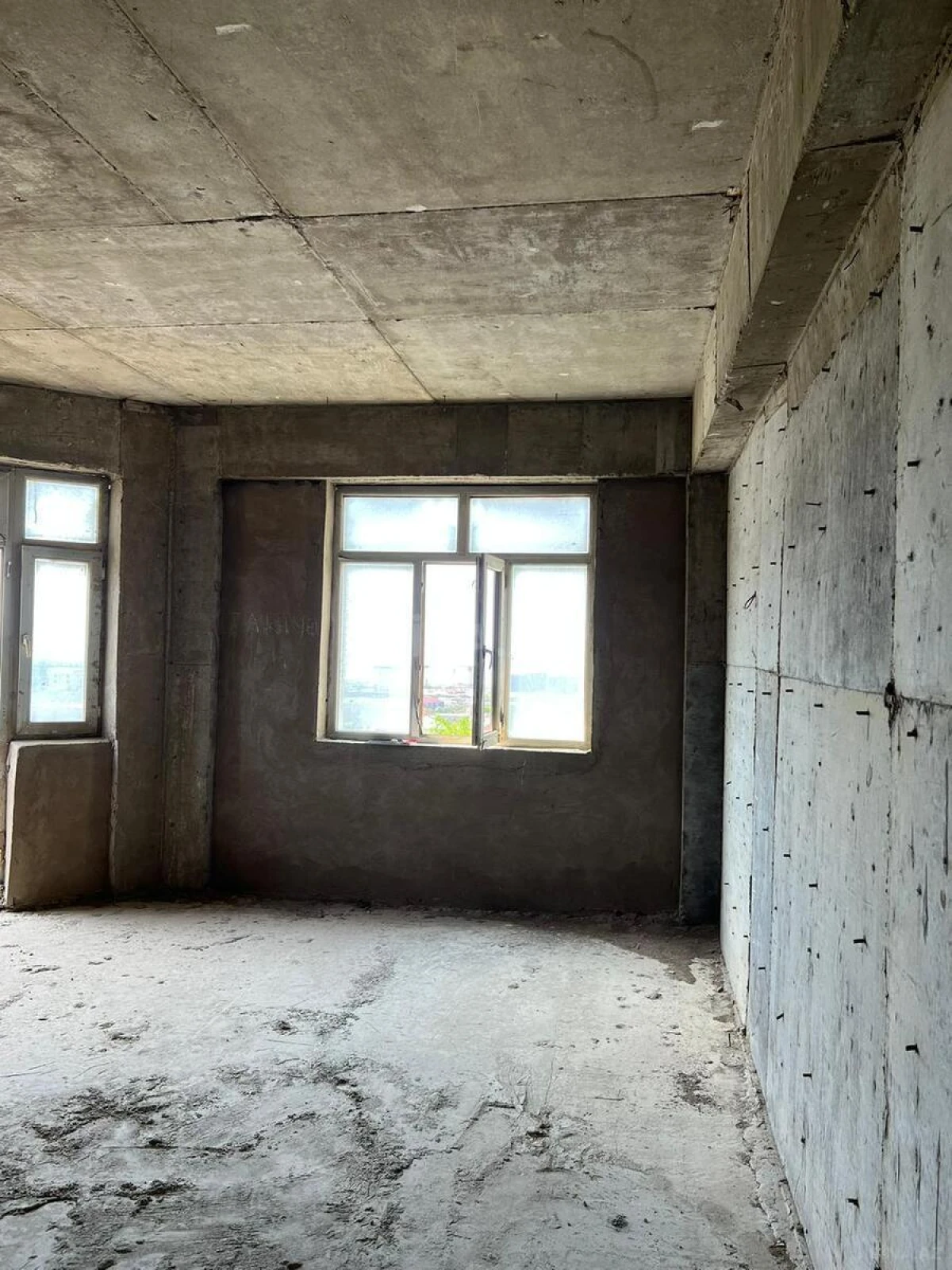 Satılır 4 otaqlı mənzil 168.5 m²