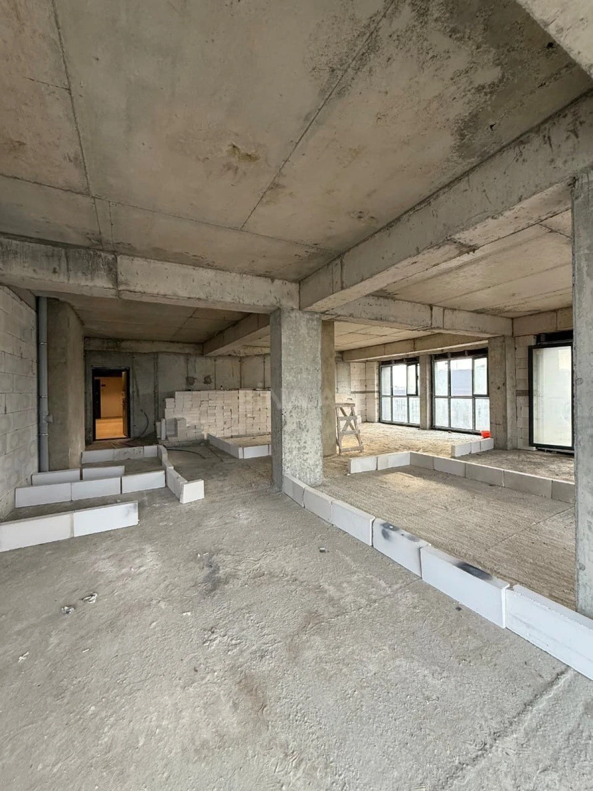 Satılır 3 otaqlı mənzil 124 m²