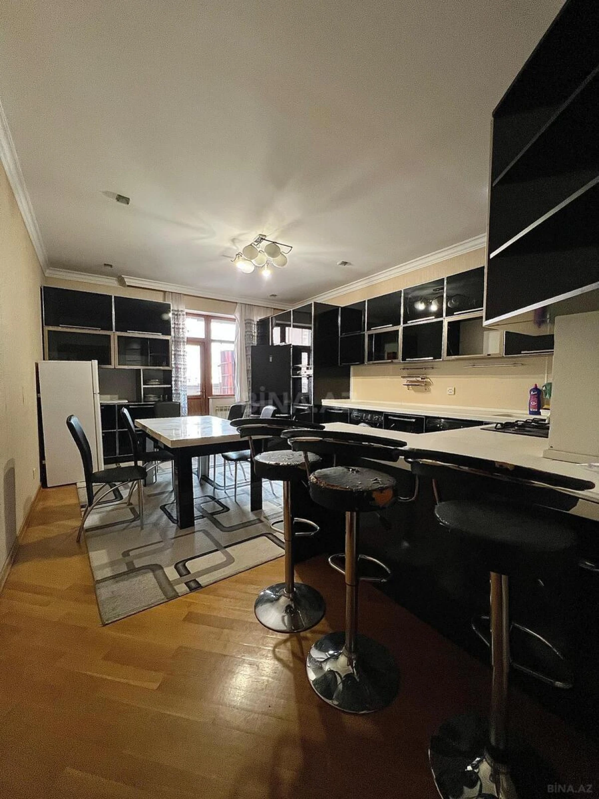 Satılır 4 otaqlı mənzil 171 m²