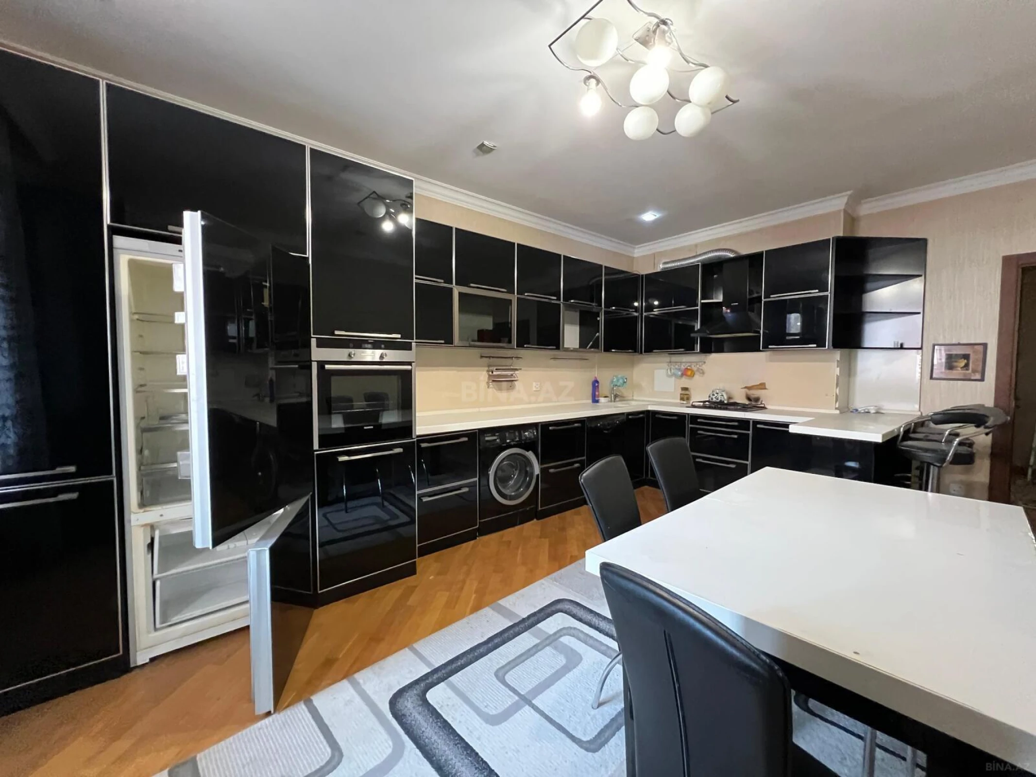 Satılır 4 otaqlı mənzil 171 m²