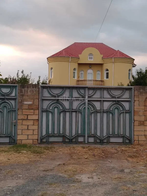 Satılır 7 otaqlı həyət evi 280 m²