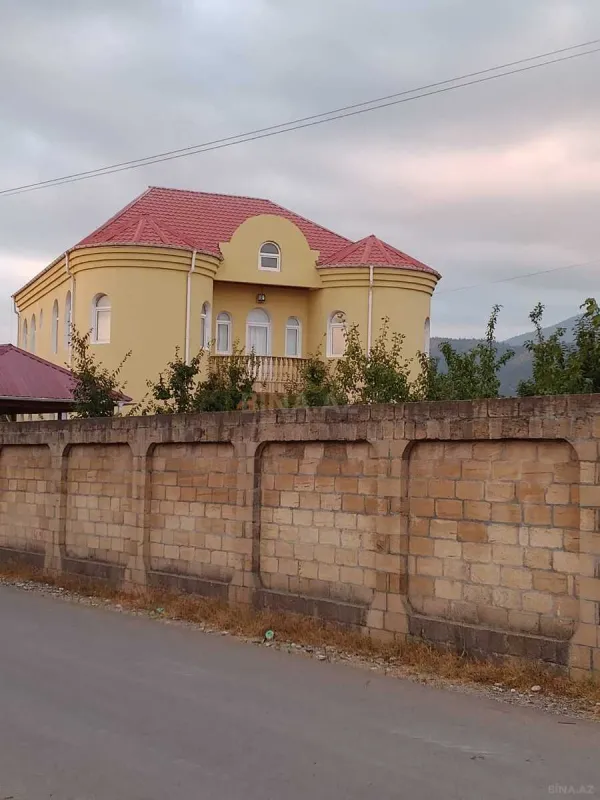 Satılır 7 otaqlı həyət evi 280 m²