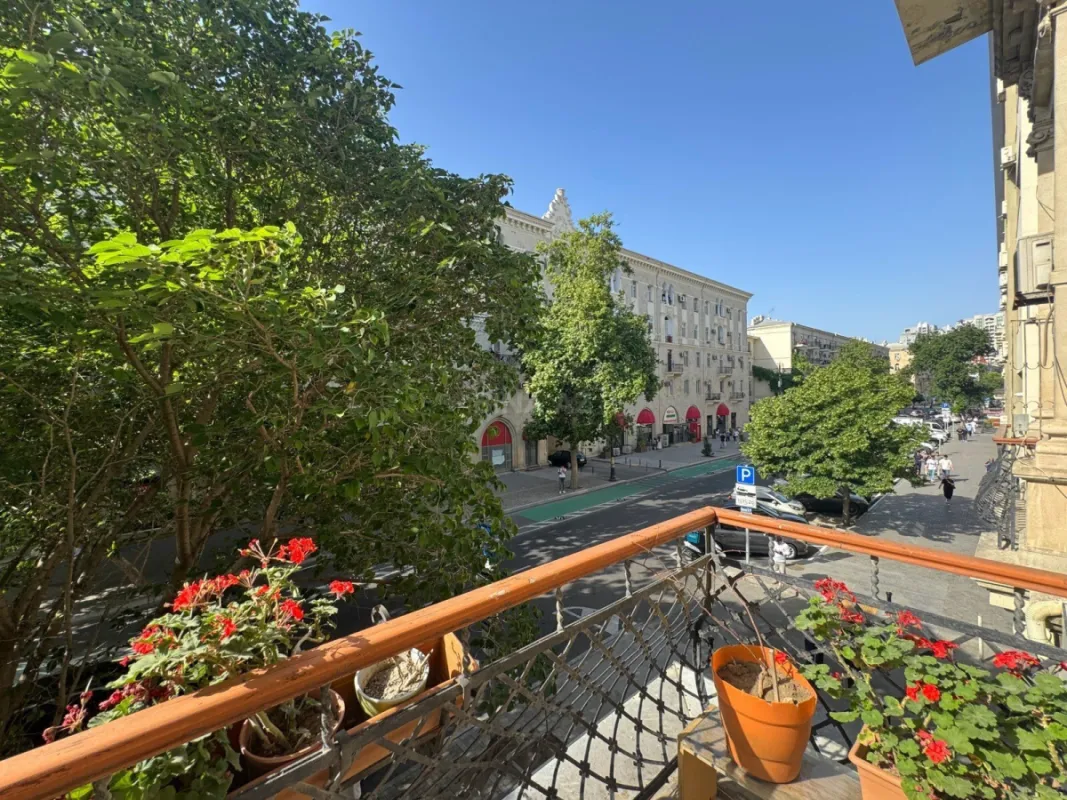 Satılır 4 otaqlı mənzil 120 m²