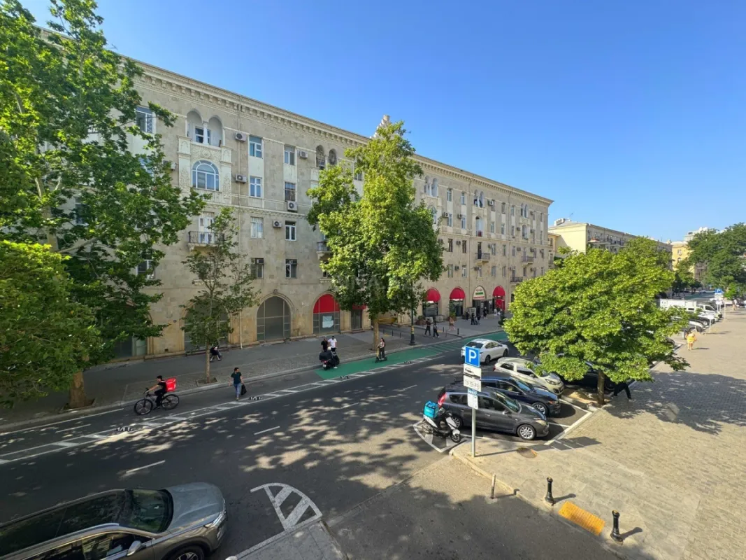 Satılır 4 otaqlı mənzil 120 m²