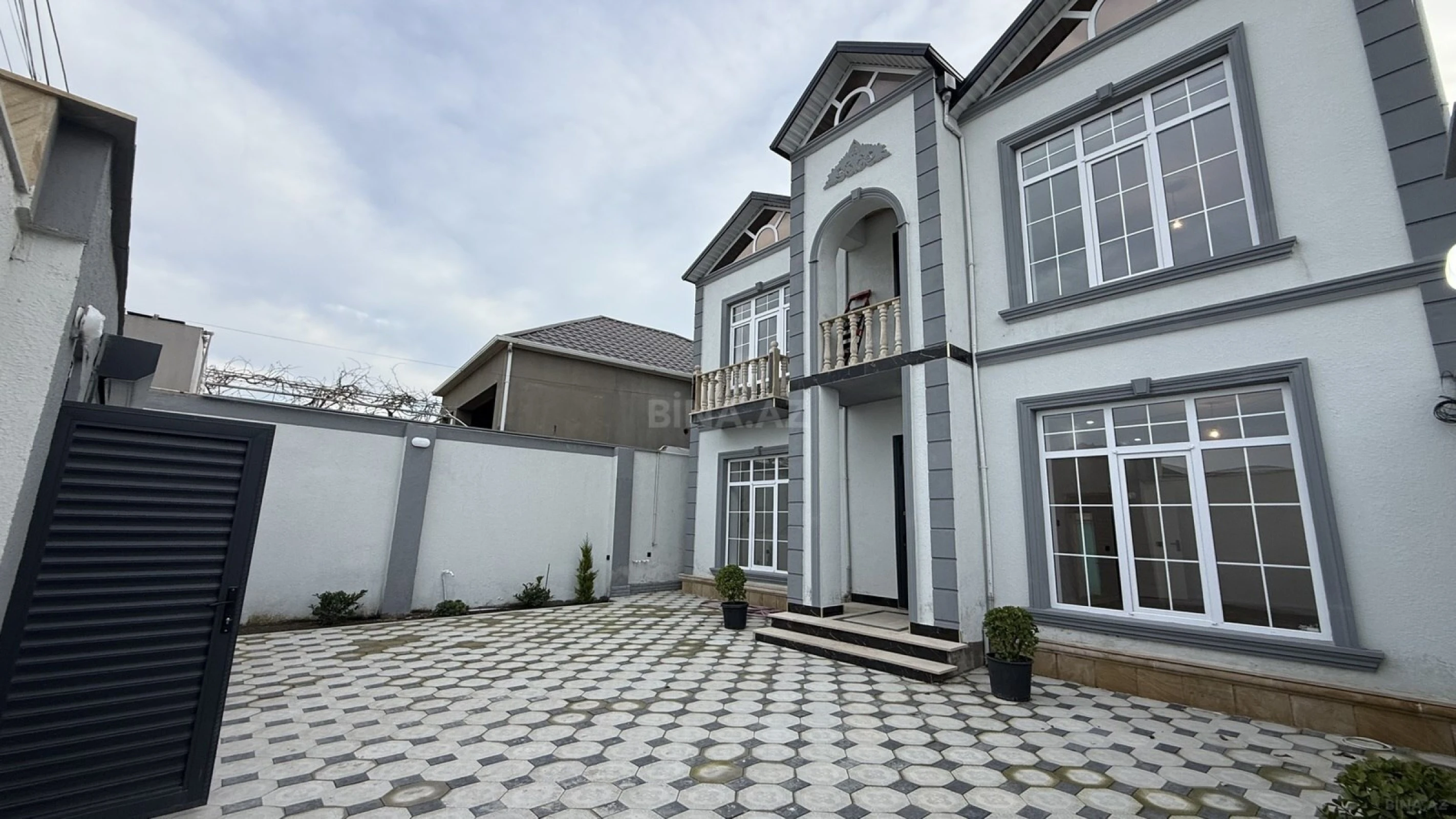 Satılır 5 otaqlı həyət evi 200 m²