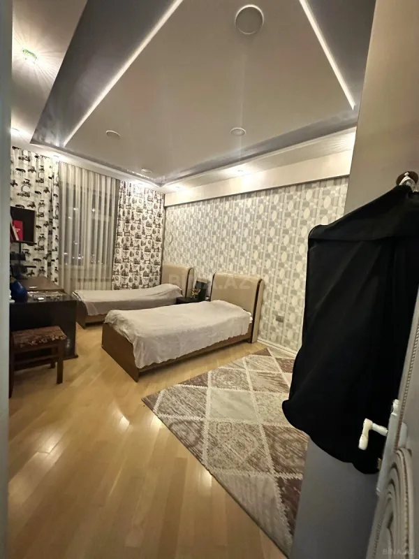 Satılır 4 otaqlı mənzil 180 m²