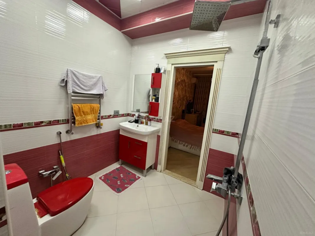 Satılır 4 otaqlı mənzil 180 m²